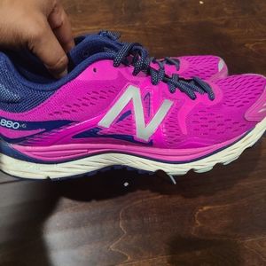 New balance women's sz 10 880v6 shoes.  Pink